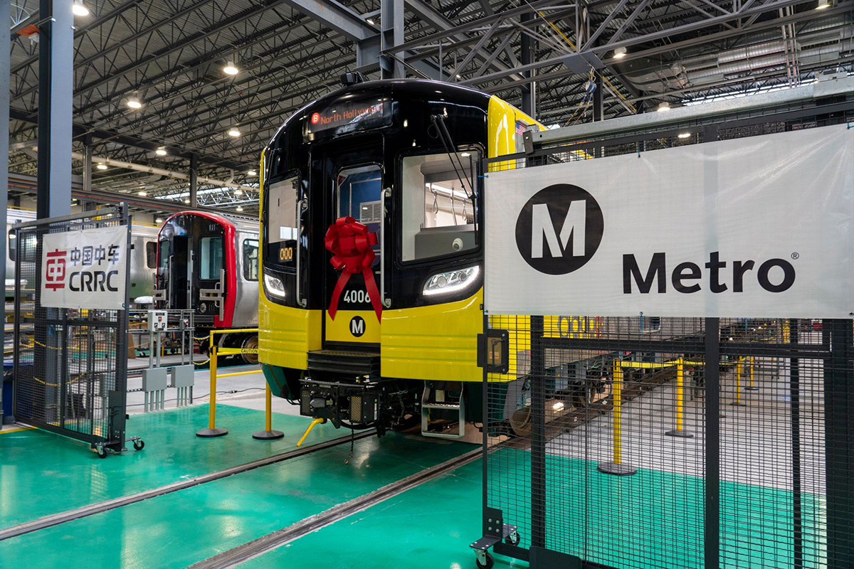 LAメトロ、新型地下鉄車両HR4000型のパイロット車両がアメリカの工場で完成