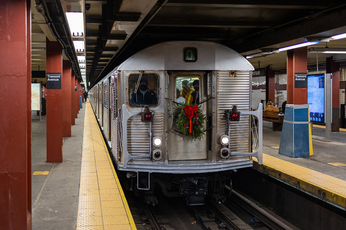 ニューヨーク市地下鉄、現役として世界最古の地下鉄車両「R32形」がついに引退