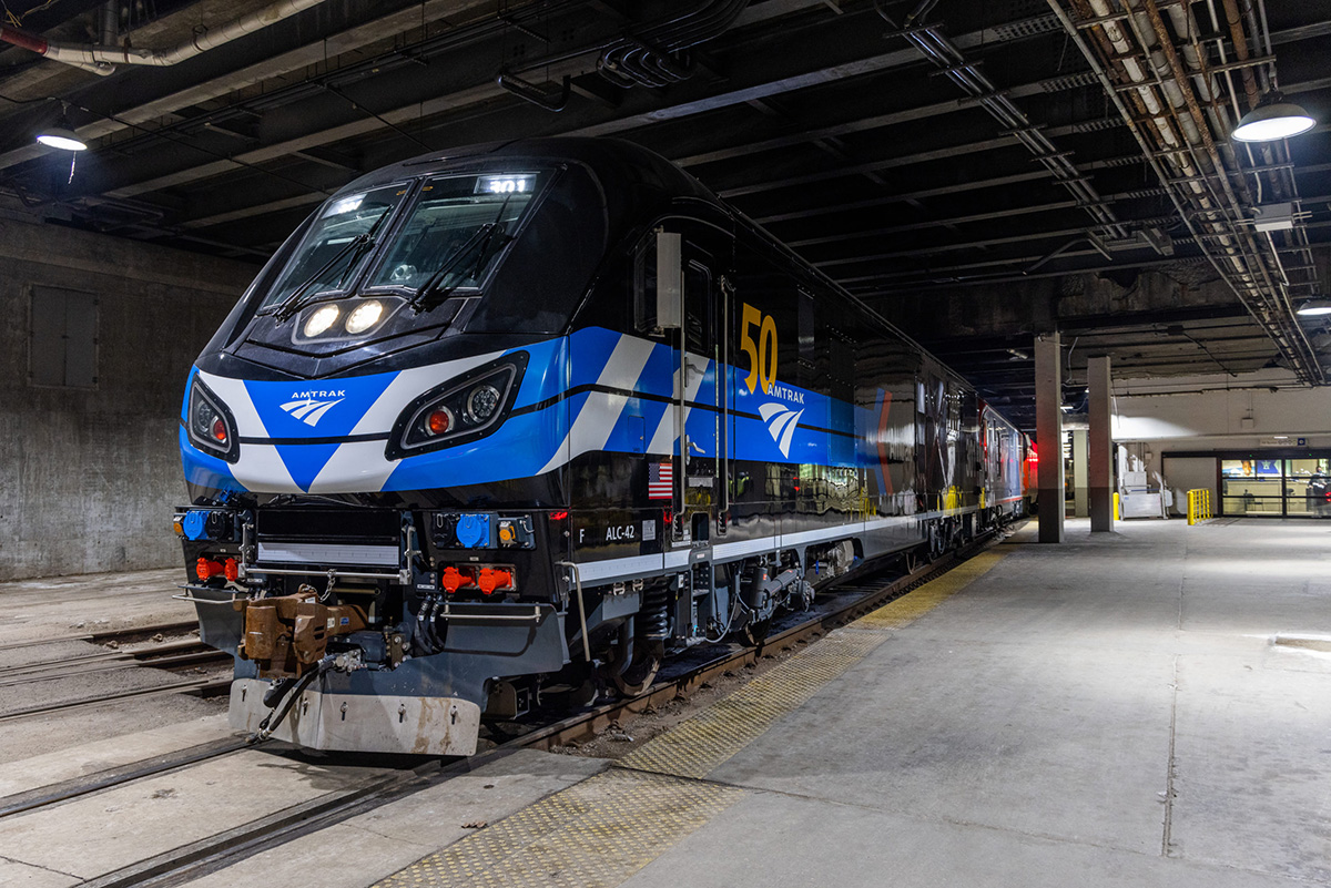 アムトラック、 大陸横断列車向けの新型電気式ディーゼル機関車がデビュー