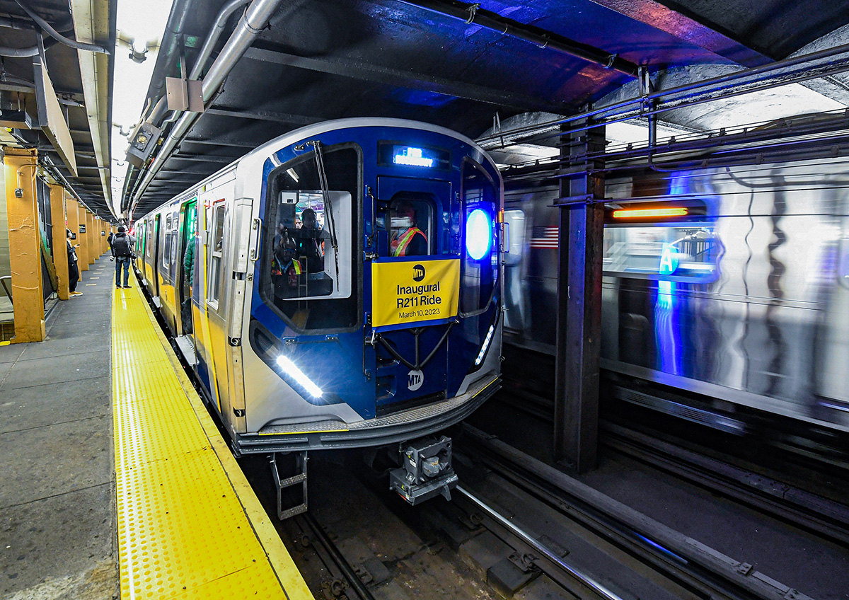 ニューヨーク市地下鉄待望の新型車両「R211形」の営業運転が開始される！