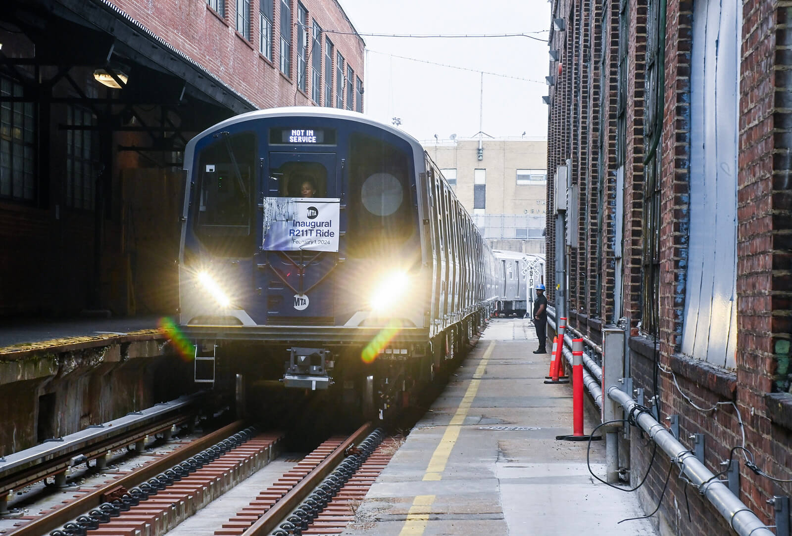 ニューヨーク地下鉄、車両貫通路を試験採用した新型車両「R211T形」の運行を開始